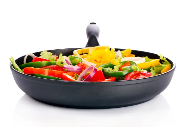 Trancher les légumes dans une casserole — Photo