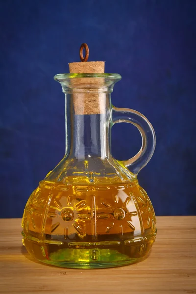 Botella de aceite sobre azul — Foto de Stock