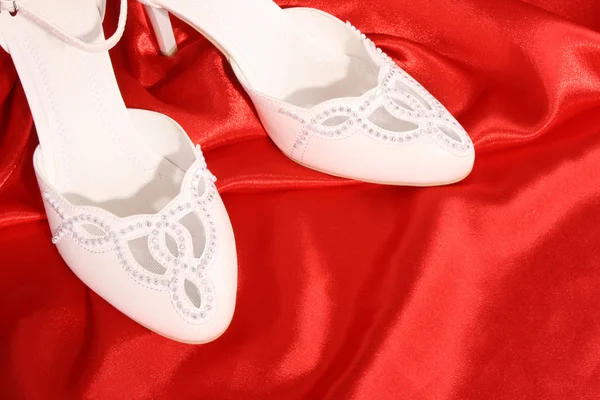 Gros plan de chaussures de mariage de mariée à la mode — Photo