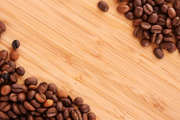 Kávová zrna na hnědém pozadí — Stock fotografie