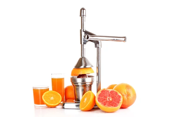 Juicer en sinaasappelen op witte achtergrond — Stockfoto