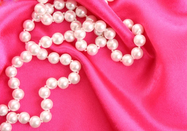 Liso elegante fondo de seda roja con perlas — Foto de Stock