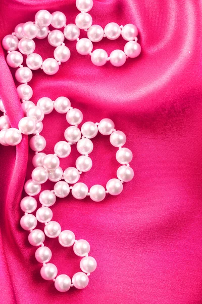 洁白雅致的红丝背景，镶嵌珍珠 — 图库照片
