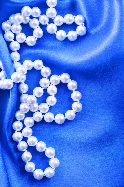 Liscio elegante sfondo di seta rossa con perle — Foto Stock