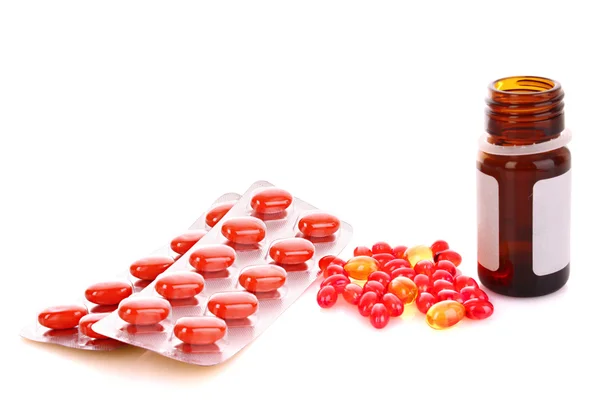 Rote Kapseln mit Vitaminen auf weißem Hintergrund — Stockfoto
