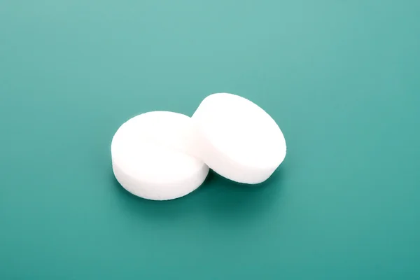 Dvě bílé lékařské tablety — Stock fotografie
