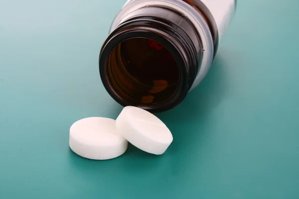 Две белые медицинские таблетки — стоковое фото