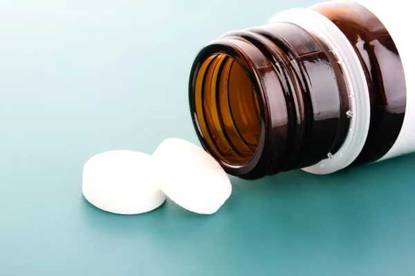 Twee witte medische pillen — Stockfoto