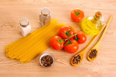 makarna spagetti domates, zeytin yağı, peper ve fesleğen ile