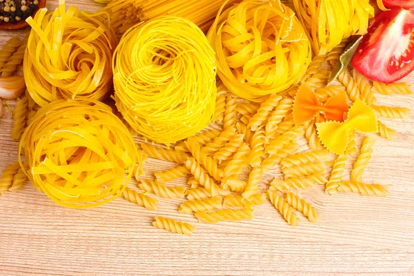 Välsmakande spån, spaghetti och kryddor — Stockfoto