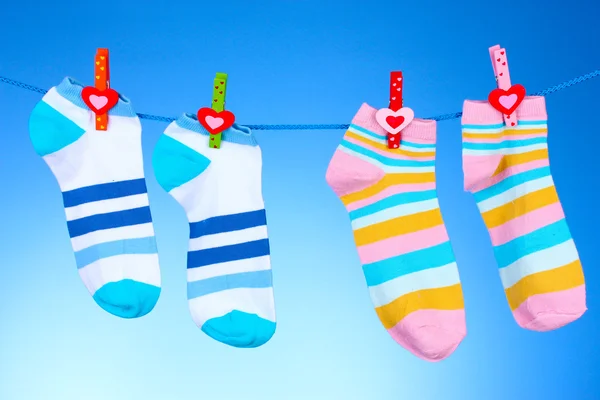 Heldere gestreepte sokken op regel — Stockfoto
