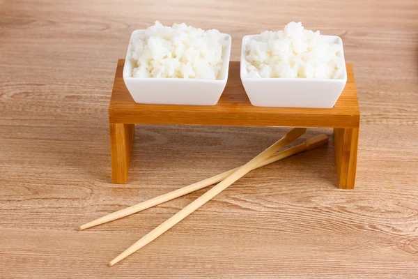 Duas taças de arroz cozido e pauzinhos — Fotografia de Stock