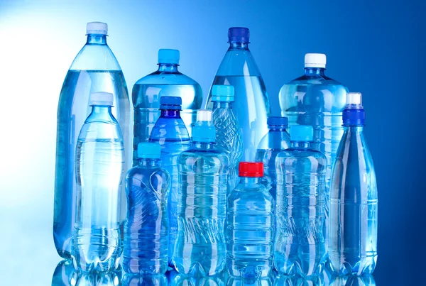 Skupina plastových lahví vody — Stock fotografie