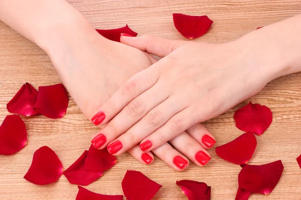 Mooie rode manicure en bloem — Stockfoto