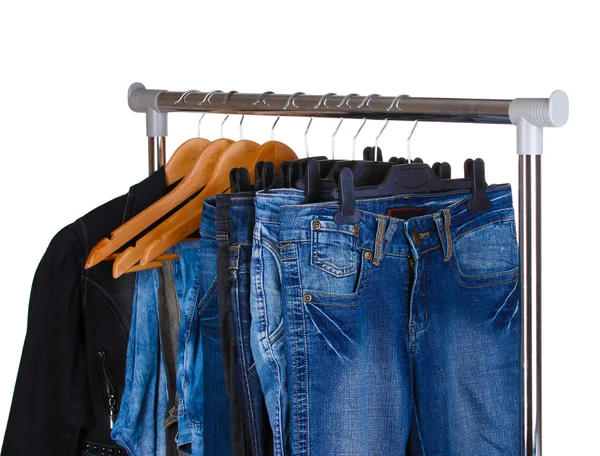 Jeans em cabides — Fotografia de Stock
