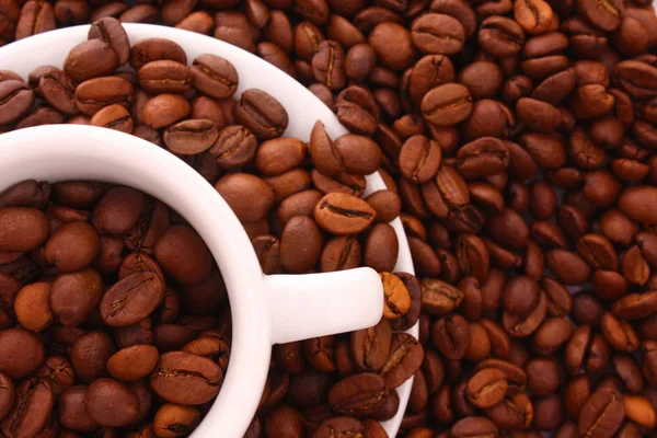 Λευκό φλιτζανάκι του καφέ με κόκκους καφέ — Φωτογραφία Αρχείου