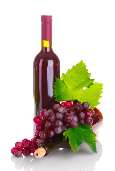 Бутылка красного вина и винограда — стоковое фото