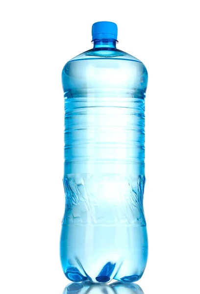 Одна пластиковая бутылка воды — стоковое фото