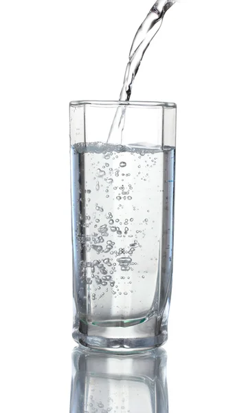 Verter agua sobre vidrio — Foto de Stock