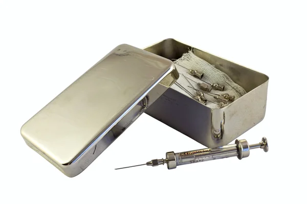 Gamla sprutan med öppnade sterilisering låda över vita — Stockfoto