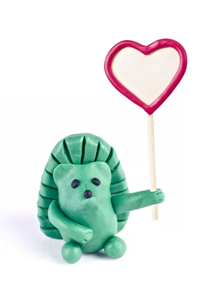 Plasticina ouriço mantendo bandeira em forma de coração — Fotografia de Stock