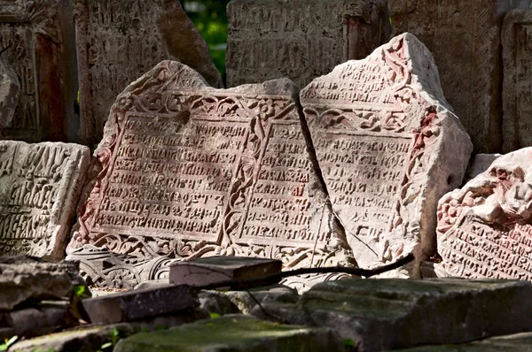 Eski Kiril mezar taşı yazısı ile antik mezar taşı — Stok fotoğraf