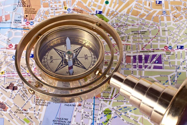 Bronzen kompas op de kaart — Stok fotoğraf