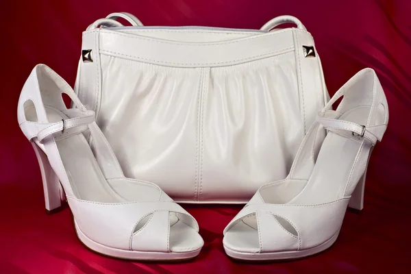 Chaussures à talons hauts blanches et sac à main — Photo