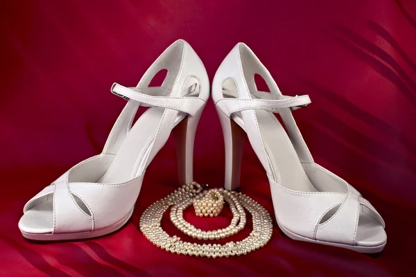 Zapatos blancos de tacón alto y perlas — Foto de Stock