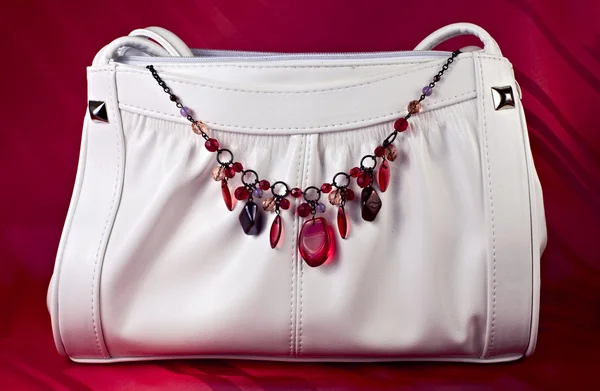 Bolso de mano blanco con collar de gemas semipreciosas — Foto de Stock