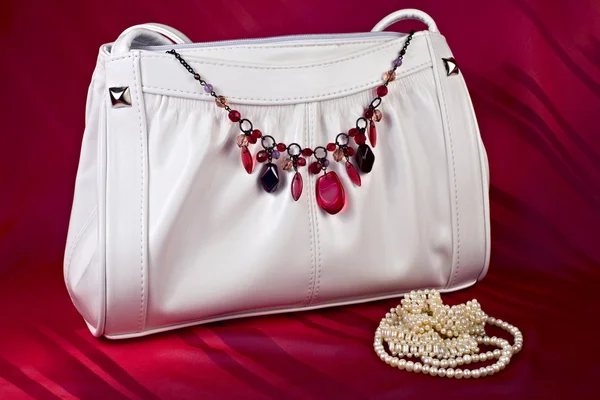 Bolso de mano blanco con collar y perlas — Foto de Stock