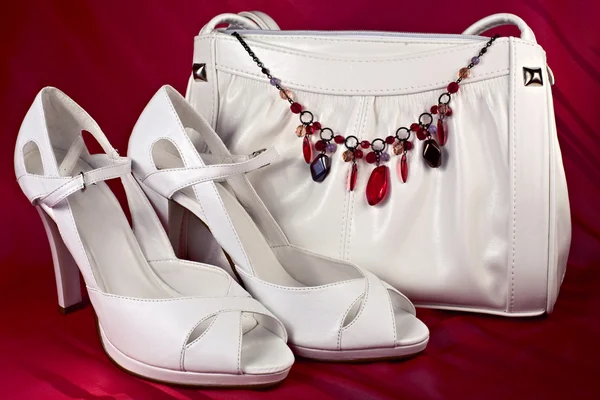 Witte schoenen met hoge hakken en handtas — Stockfoto