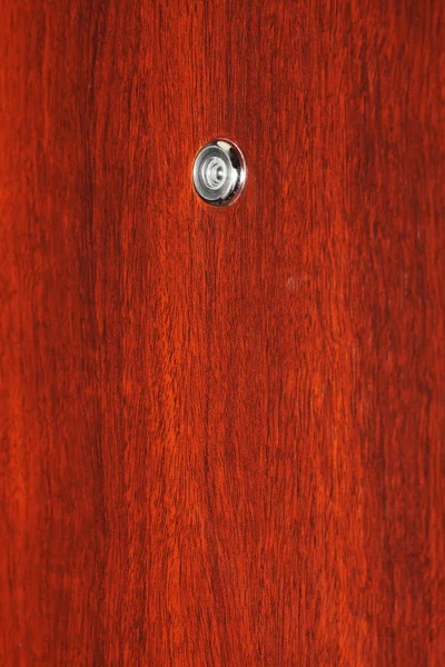 木门上的窥视孔ματάκι σε ξύλινη πόρτα — Φωτογραφία Αρχείου