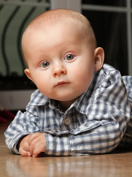 6 miesięcy dziecko mężczyzna siedzi na podłodze — Zdjęcie stockowe