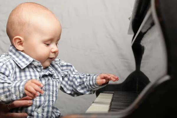 Красивий маленький хлопчик грає на піаніно — стокове фото