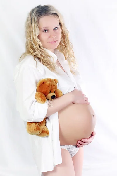 Mulher grávida com brinquedo de criança Imagem De Stock