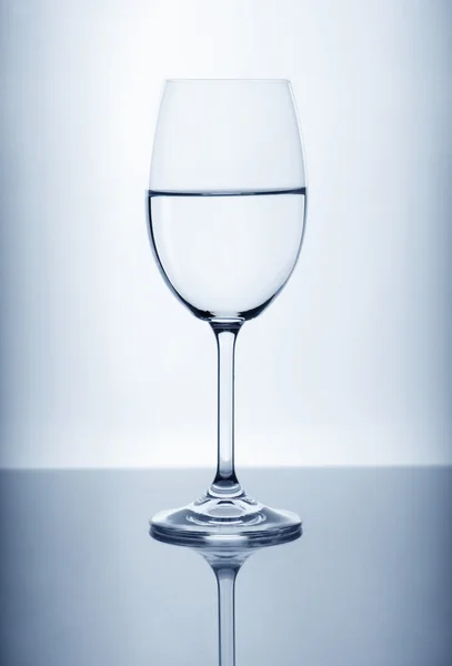 Copa de vino en el fondo de luz — Foto de Stock