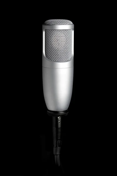 Микрофон на черном фоне — стоковое фото