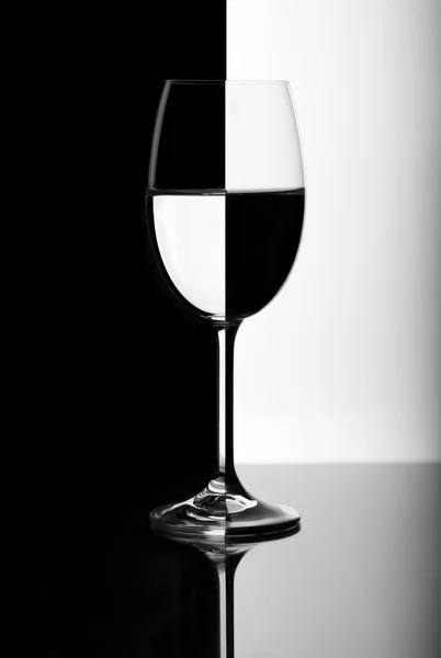 Черный и белый бокал вина — стоковое фото