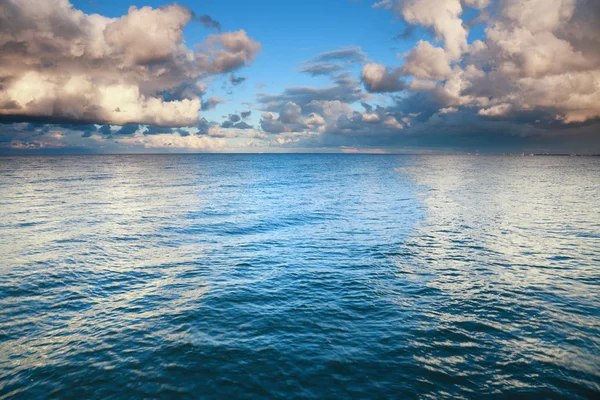 Cielo azul del mar, tormenta, tempestad — Foto de Stock