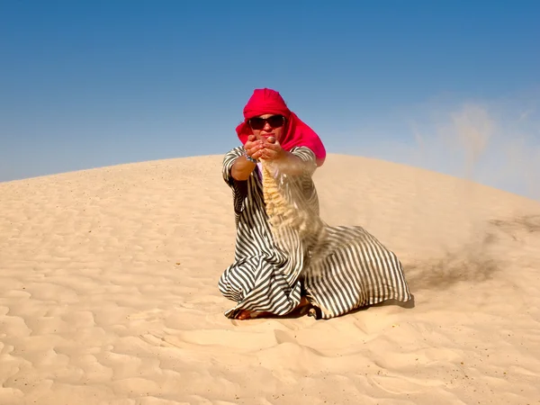 Girl in the desert — Stock Photo, Image