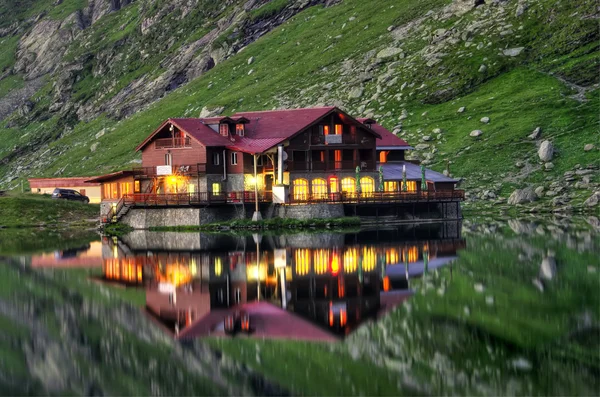 Дом и озеро — стоковое фото
