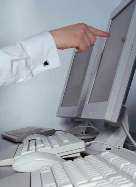 Finger pointing at computer monitor — Stock Photo, Image