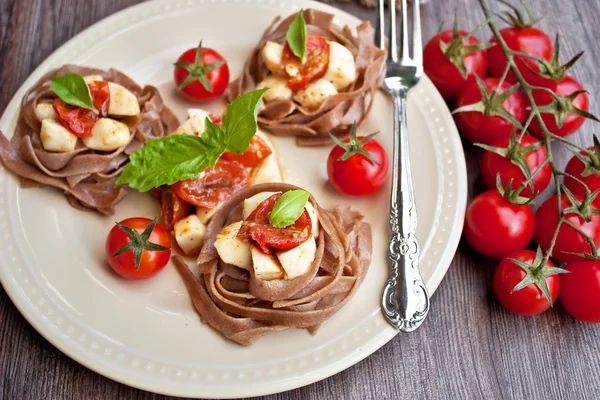 Pasta met cherry tomaten en mozzarella Stockfoto