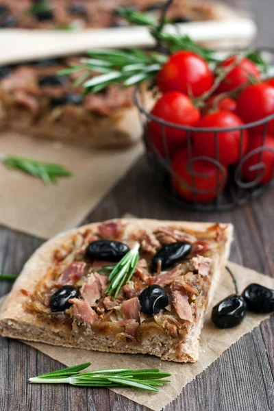 Segment van tonijn taart met olijven en uien Rechtenvrije Stockfoto's