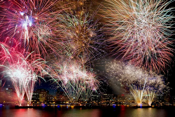 Fireworks bakgrund med stadens silhuett — Stockfoto