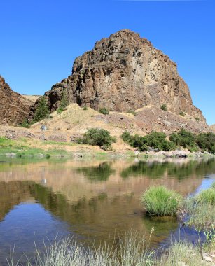 john gün Nehri Merkezi Oregon kayalar