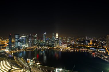 Singapur merkezi iş bölgesi skyline gece çekimi