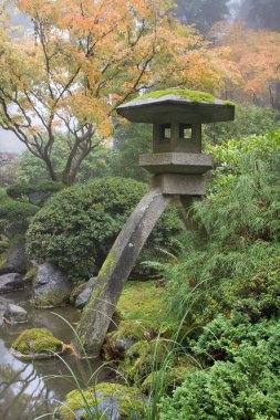 Japon bahçesinde taş fener.