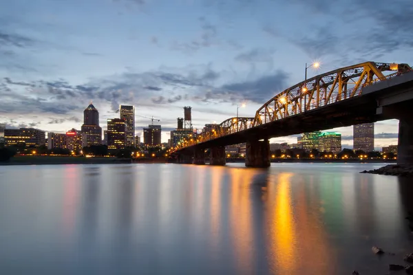 Portland városára és a hawthorne híd naplementében — Stock Fotó